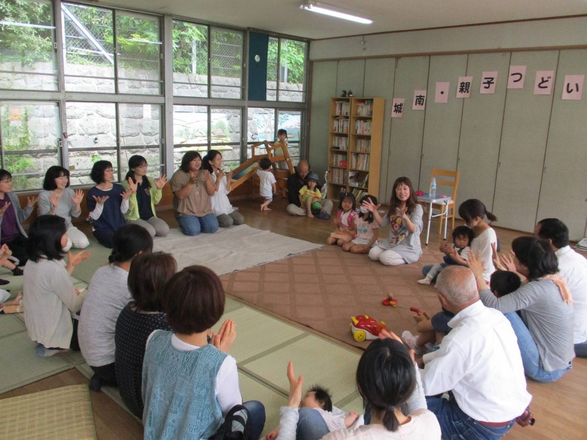 親子の輪の中で手遊びをする主宰