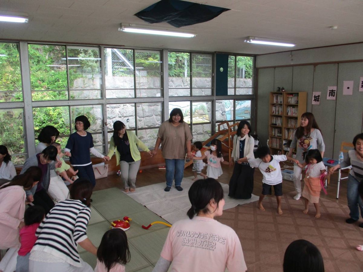 親子で手をつないで輪になってあそぶ様子
